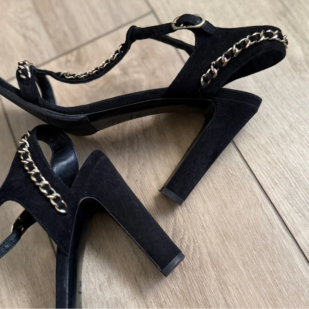 CHANEL timeless black